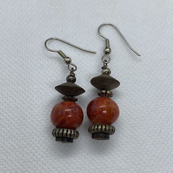 💛 Vintage Red Wood Bead Costume Earrings - Picture 3 of 3